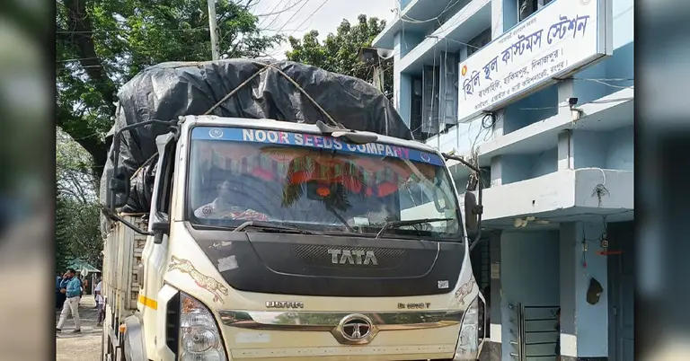 হিলি বন্দরে ভারত থেকে আসা পণ্যবাহী ট্রাক